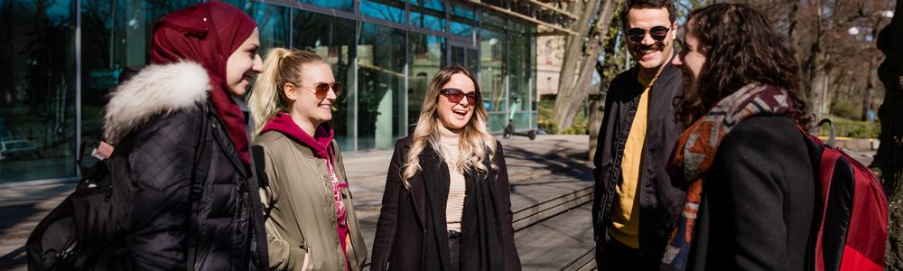 studenter utanför B-huset på Pedagogen.